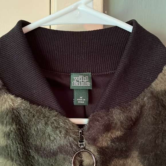 Faux fur camo jacket.  Zip front.  Excellent condition.  Very warm! - Picture 3 of 5